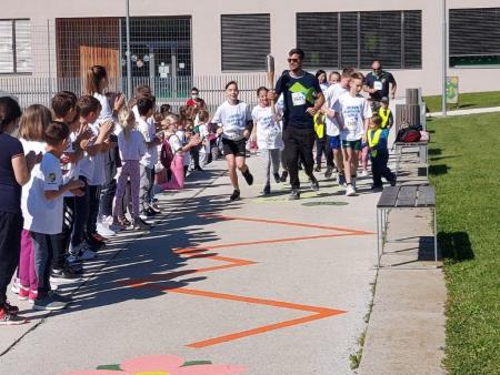 aMarcel Rodman z otroci ravnateljico in županom (002)